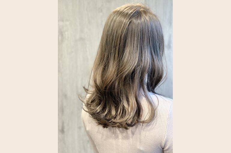 日立の美容室で大人気のハイライトを入れたデザインカラーで透明感抜群の外国人風カラーに Unfi Ocean アンフィオーシャン 日立市エリアで美容室を運営し人気ヘアスタイルを紹介しています